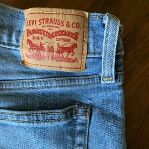 Levi’s wedgie skinny size 31- cropped frayed hem